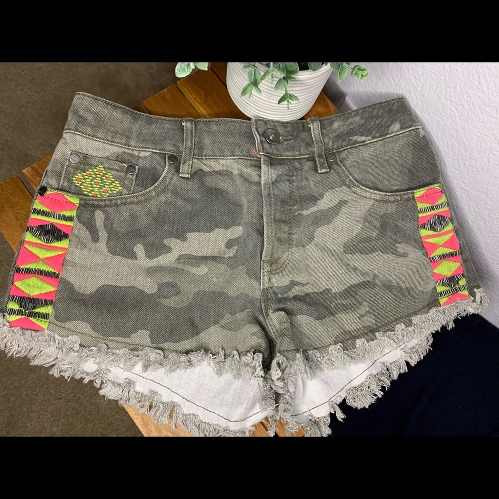 *Bundle* Roxy & Levis Shorts - Picture 2 of 5